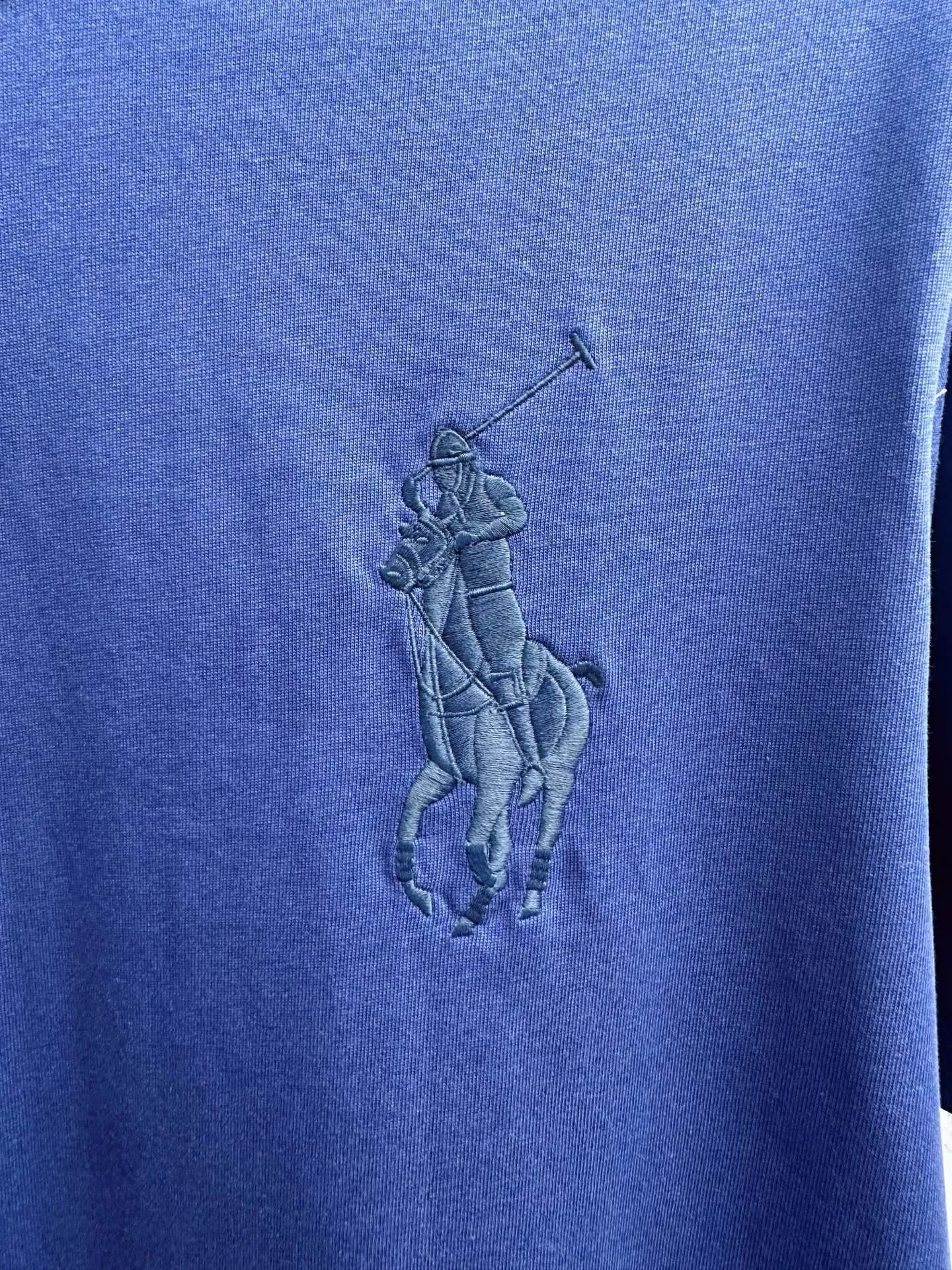 P150 Ralph Lauren/Ralph Lauren 25ss simultaneously launches one-color horse embroidery round neck short sleeves. The main logo on the neck has a QR code mark, which can be scanned for verification, and the detailed horse logo embroidery is all high-density and made with imported Tajima machines, distinguishing it from low-end products on the market. 32 counts, 240g hydrophilic toner, 100% cotton fabric, comfortable and soft, highly breathable, focusing on high-end cost-effectiveness, needless to say good quality. Available in a variety of colors, both boys and girls can try this genderless style, giving them a yuppie tone in no time. Immerse yourself in your leisurely style, and have your own style in retro. Natural, vivid, and very French romantic feelings perfectly integrate the youthful atmosphere with the trend. The clever embellishment of the horse logo embroidery carries all the eye-catching points. Color: black, white, navy blue, gray Size: S-xL